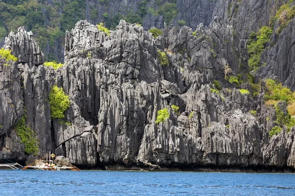 Απόκρημνου ασβεστολιθικού βράχου στα palawan — Φωτογραφία Αρχείου