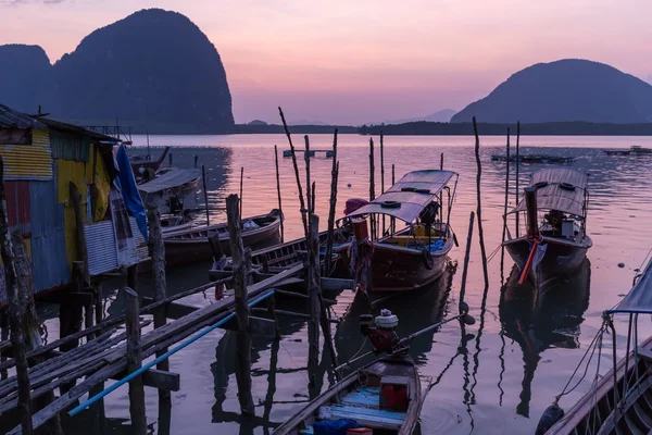 Crépuscule dans le village de pêcheurs thaïlandais — Photo