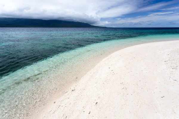 Tropikalnej plaży biały — Zdjęcie stockowe