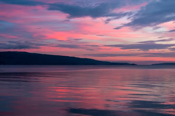 Bulutlu bir akşam pembe günbatımı — Stok fotoğraf