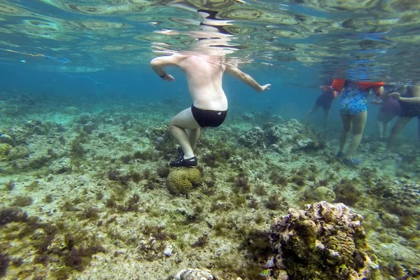 Tourist walking on coral — Stock Photo, Image