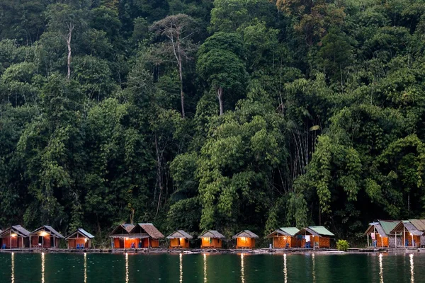 Bungalow on tropical lake — Stock Photo, Image