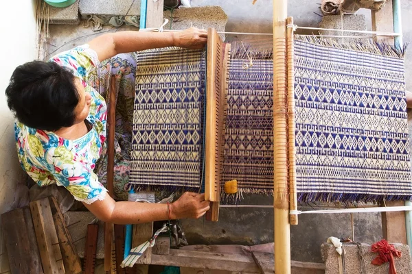 Femme thaïlandaise tissage tapis de paille — Photo