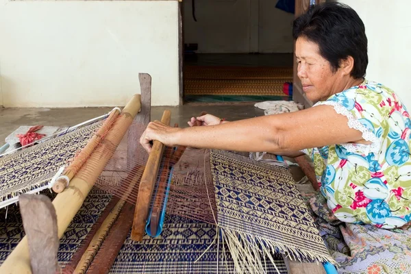 Femme thaïlandaise tissage tapis de paille — Photo