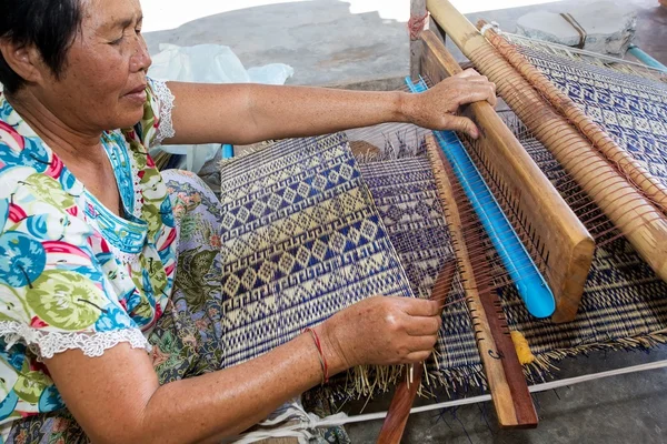 Femme thaïlandaise tissage tapis de paille — Photo