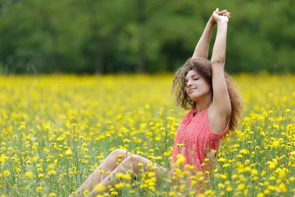 Vacker ung kvinna stretching med glädje — Stockfoto