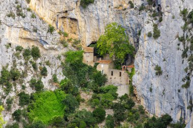 Th Galamus inziva yeri Fransa 'nın Aude şehrinde, dağ yamacında inşa edilmiştir.