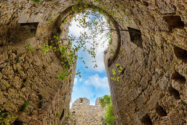 Vista Verso Alto All Interno Delle Rovine Del Castello Medievale — Foto Stock