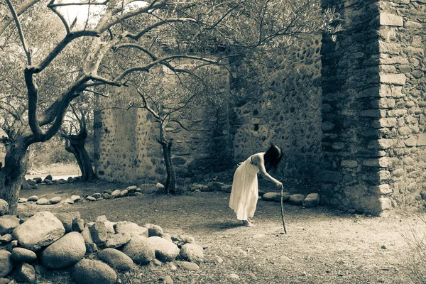 Beztvářný Duch Asijské Žena Chůze Opuštěné Pokroucené Olivový Háj Plantáž — Stock fotografie