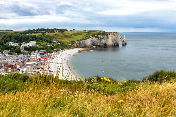 Etretat kasabası, plaj ve Fransa 'nın Normandiya şehrindeki ünlü uçurumlar