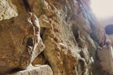 İlkel dini heykel Fransa 'daki Saint Antoine Hermitage kilisesinde öfkeyle veya korkuyla ifade edilen bir yüzü temsil ediyor.