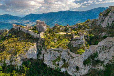 Güney Fransa 'daki Cathar Ortaçağ Şatosu Peyrepertuse' un hava görüntüsü.