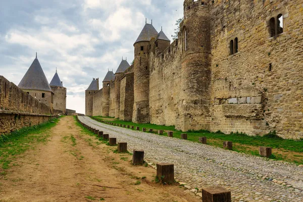 Carcassonne Famosa Cidade Francesa Fortificada Sob Céu Nublado Dramático — Fotografia de Stock