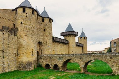 Carcassonne ünlü güçlendirilmiş Fransız şehri dramatik bulutlu bir gökyüzü altında
