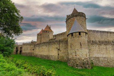 Carcassonne ünlü güçlendirilmiş Fransız şehri dramatik bulutlu bir gökyüzü altında