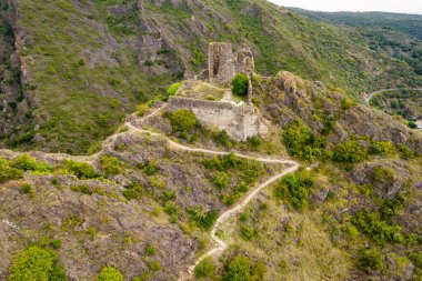 Fransa 'nın Aude bölgesinde Catharlar tarafından inşa edilen havadan çekilen Lastours ortaçağ şatosu kalıntıları