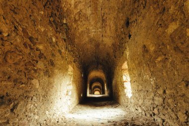 Ansignan Roma su borusunun içindeki tünel, Fransa