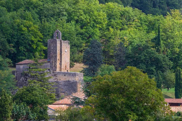 フランスの崖の上に建てられたアリエージュのヴァルのトログロディテ クリスチャン教会 — ストック写真
