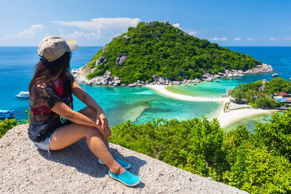 Mujer Asiática Sentada Una Roca Superior Que Mira Paisaje Idílico — Foto de Stock