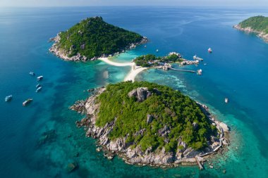 Koh Nang Yuan ve ünlü manzarası Tayland 'ın cennet gibi tropikal adasının havadan çekimleri.