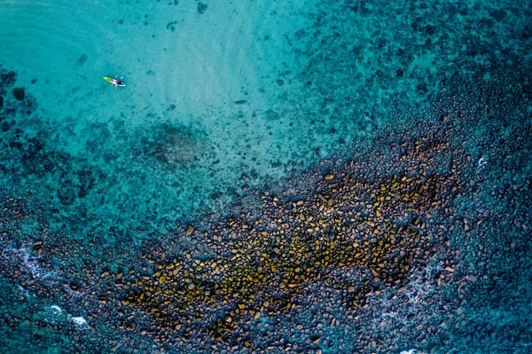 Drone Top View Tropical Blue Sea Rocks Tourists Canoe — Stock Photo, Image