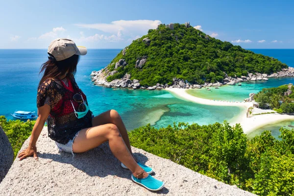 タイのコ ユアン島の牧歌的な風景を見る上の岩の上に座っているアジアの女性 — ストック写真
