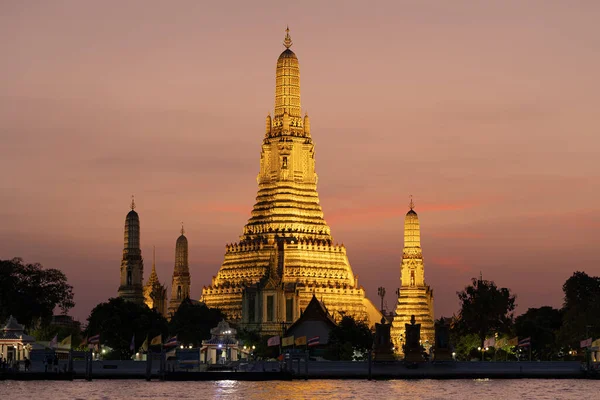 Templo Wat Arun Iluminado Entardecer Longo Rio Chao Phraya Bangkok — Fotografia de Stock