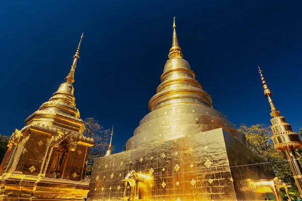 Chiang Mai Tayland Daki Wat Phra Singh Tapınağının Yaldızlı Stupaları — Stok fotoğraf