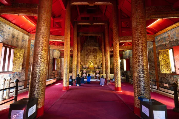 タイチェンマイの有名なワット アンティーク寺院で仏を祈る未確認の人々 — ストック写真