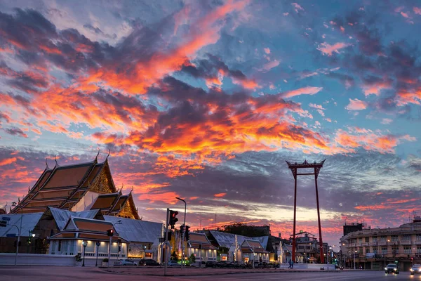 Zářící Rudý Západ Slunce Obloze Bangkoku Obří Houpačka Thajsko — Stock fotografie