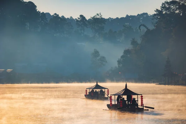 Barco Chino Turístico Amanecer Con Niebla Sobre Lago Tailandés Ban — Foto de Stock