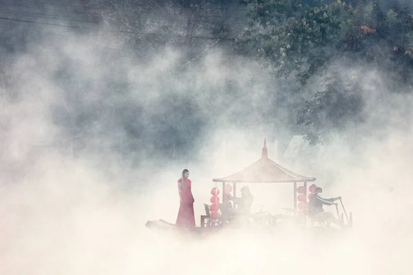 Wanita Tak Dikenal Yang Berpose Dalam Perahu Turis Cina Berlayar — Stok Foto