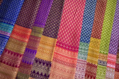 Lamphun 'dan gelen geleneksel Tayland kumaşı Chiang Mai Pazar pazarında satıcı tezgahında sergilendi..