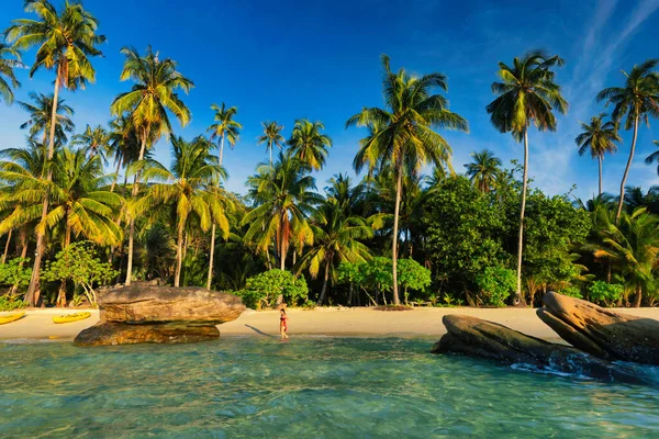 Donna Che Cammina Una Spiaggia Tropicale Idilliaca Pura Nell Isola — Foto Stock