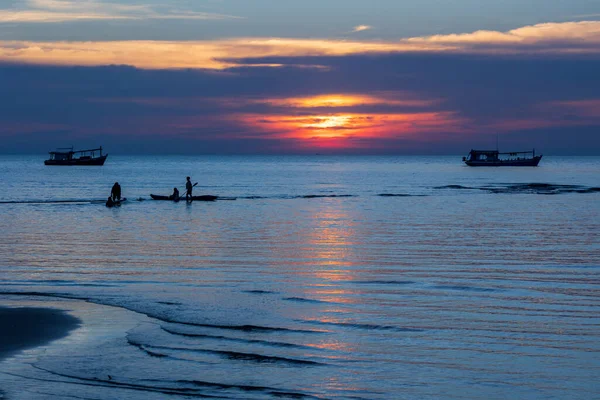 Nsanlar Denizde Tropikal Renkli Bir Gün Batımında Siluetler — Stok fotoğraf
