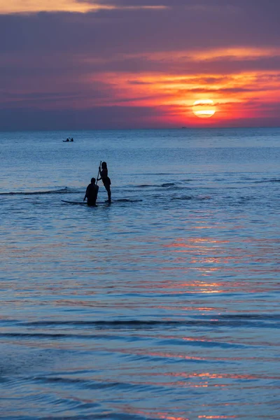 Dva Lidé Silueta Nad Barevným Západem Slunce Moři — Stock fotografie