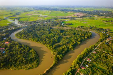 Nan Nehri 'nin havadan görünüşü Phitsanulok, Tayland yakınlarında kalp şeklinde bir yarımada oluşturuyor.