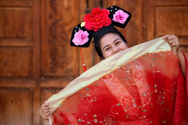 Fröhliche Chinesin Posiert Mit Traditioneller Kleidung Und Frisur — Stockfoto