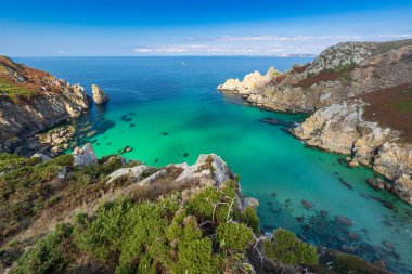 Cap Sizun doğa parkı güneşli sakin bir günde deniz manzarası