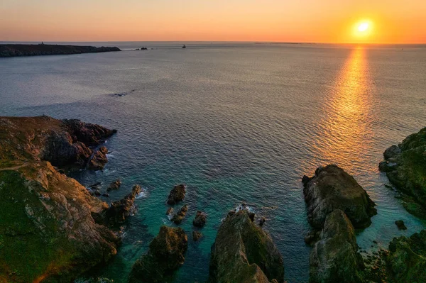 Aerial Shot Warm Sunset Ocean Torche Point Bretaña Francia — Foto de Stock