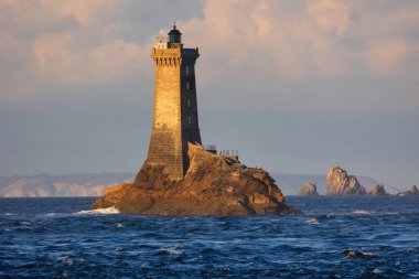 La vieille deniz feneri, öğleden sonra güneşinin altındaki bir kayanın üzerinde ıssız.