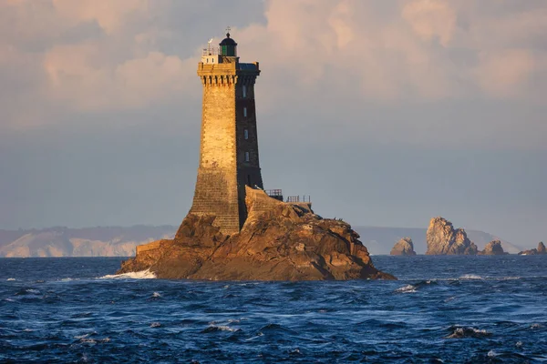 Vieille Deniz Feneri Öğleden Sonra Güneşinin Altındaki Bir Kayanın Üzerinde — Stok fotoğraf