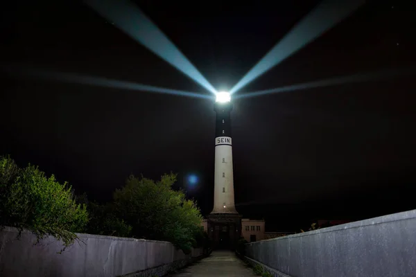 Ψηλός Και Ισχυρός Φάρος Του Νησιού Sein Νύχτα — Φωτογραφία Αρχείου