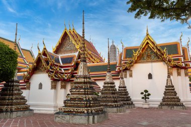 Wat Pho Tapınağı 'nın dışında Bangkok Tayland' daki kraliyet ailelerinin sersemliğini gösteriyor.
