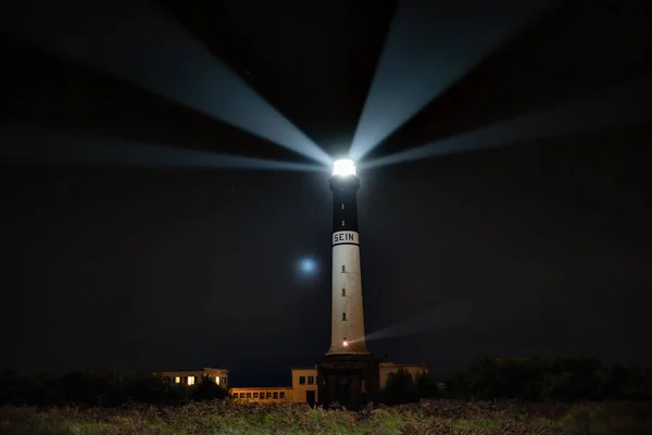 Farol Alto Poderoso Ilha Sein Noite — Fotografia de Stock