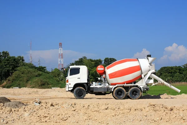 Caminhão de concreto pesado no canteiro de obras Imagem De Stock