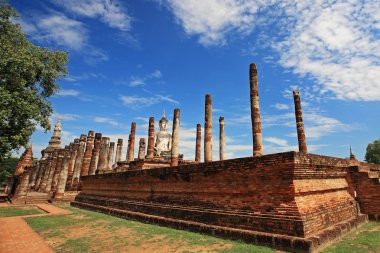WAT mahathat karşı mavi gökyüzünde: sukhothai, thailand