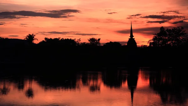 Silhouette nézet a pagoda a félhomályban ég — Stock Fotó