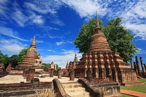 Pagodas antiguas en wat Mahathat, Tailandia —  Fotos de Stock