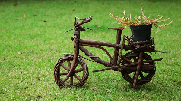 Bicicleta de jardim vintage com vaso de flores — Fotografia de Stock